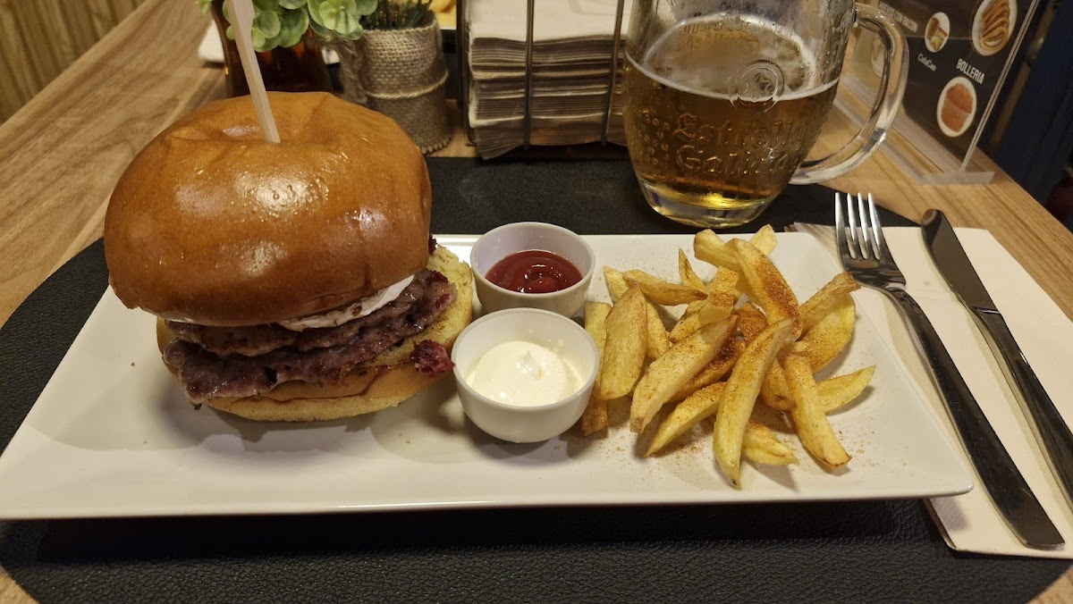 Hamburguesa clásica con papas fritas y jarra de cerveza